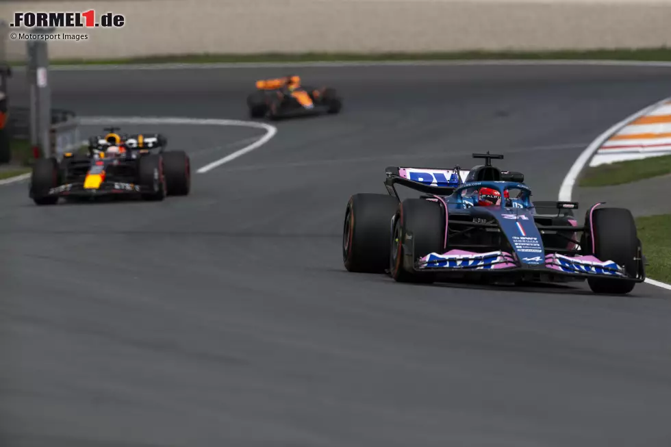 Foto zur News: Esteban Ocon (Alpine) und Max Verstappen (Red Bull)