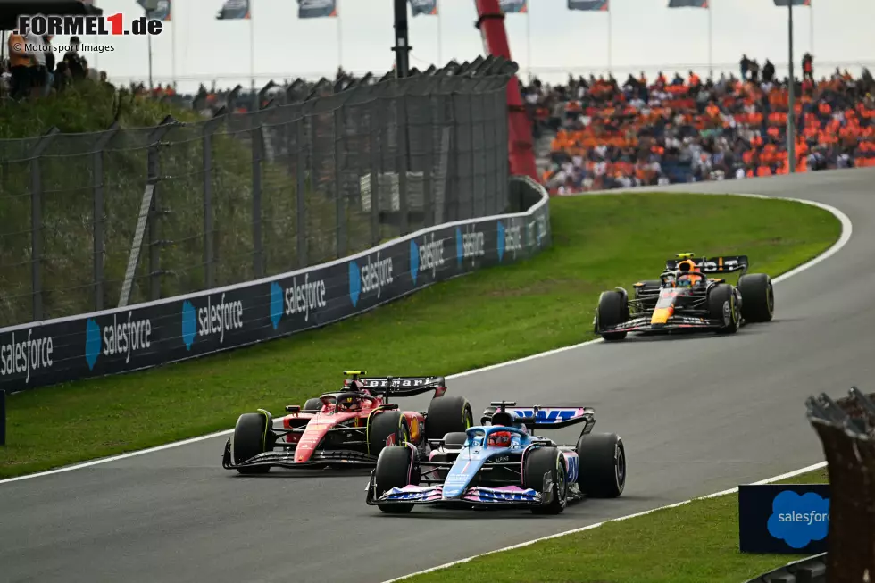 Foto zur News: Esteban Ocon (Alpine), Carlos Sainz (Ferrari) und Sergio Perez (Red Bull)