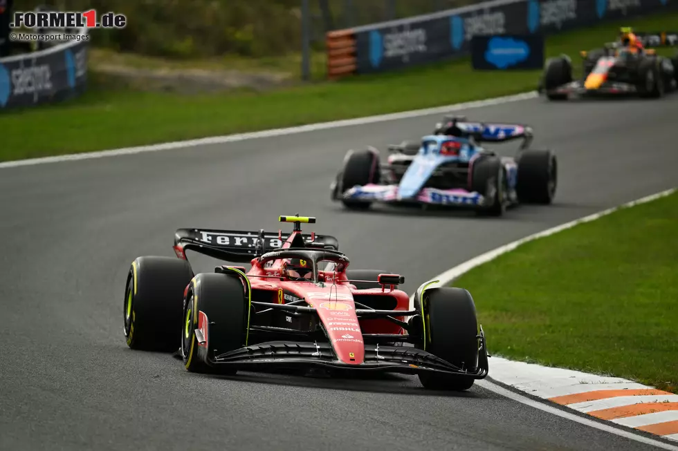 Foto zur News: Carlos Sainz (Ferrari) und Esteban Ocon (Alpine)