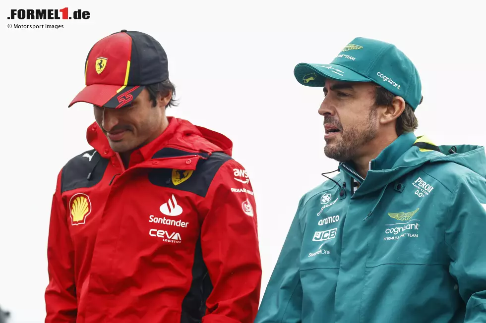 Foto zur News: Carlos Sainz (Ferrari) und Fernando Alonso (Aston Martin)