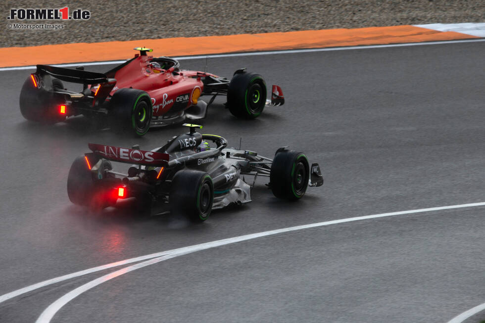 Foto zur News: Carlos Sainz (Ferrari) und Lewis Hamilton (Mercedes)