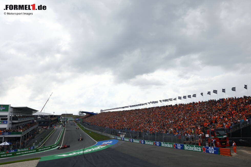 Foto zur News: Carlos Sainz (Ferrari) und Sergio Perez (Red Bull)