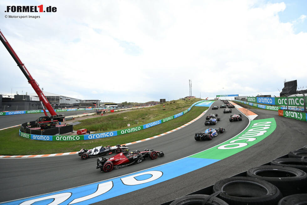 Foto zur News: Guanyu Zhou (Alfa Romeo), Esteban Ocon (Alpine) und Yuki Tsunoda (AlphaTauri)