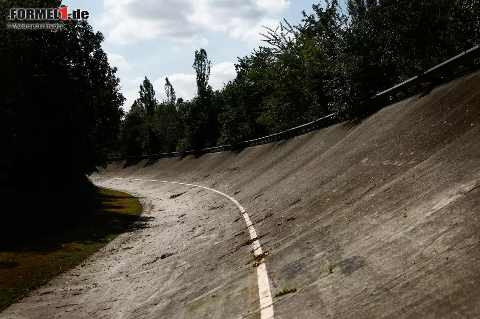 Foto zur News: Die Steilkurven in Monza