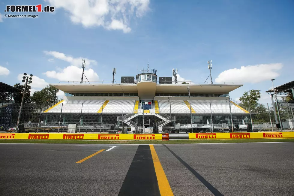 Foto zur News: Die Haupttribüne in Monza