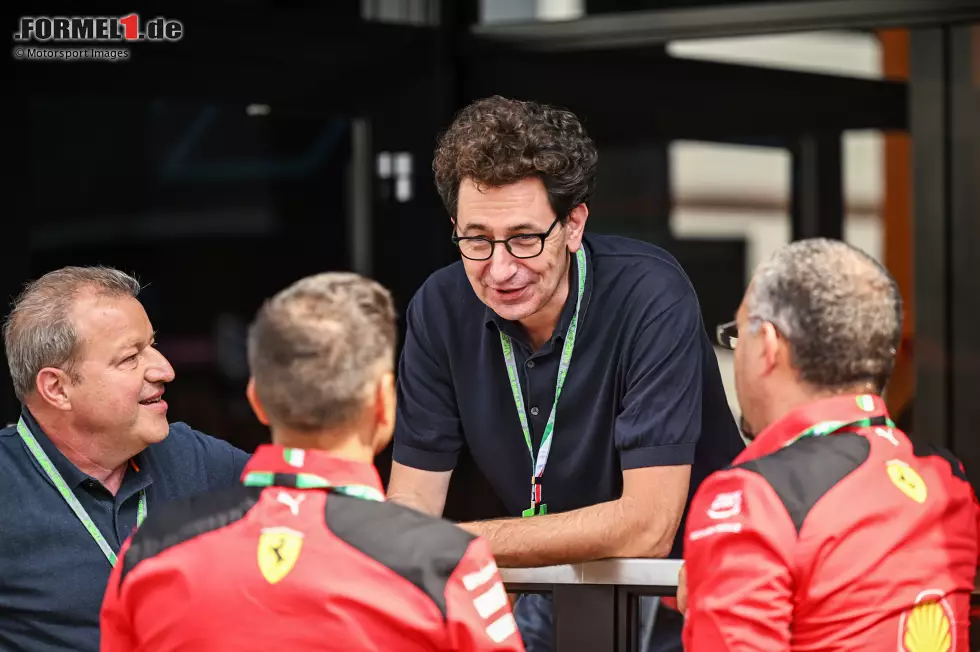 Foto zur News: Mattia Binotto mit Ferrari-Mitarbeitern