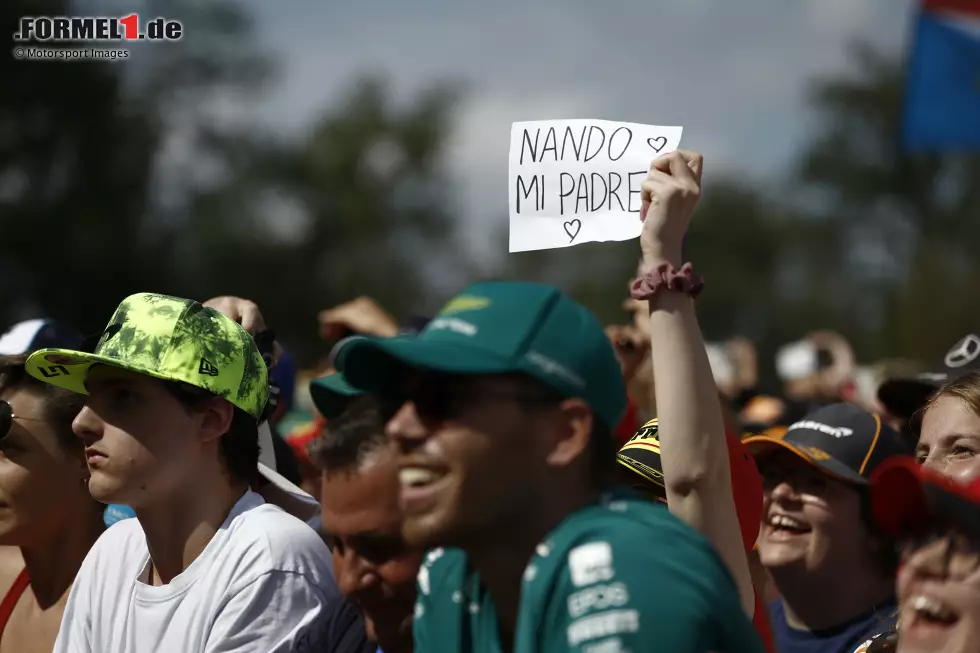 Foto zur News: Fans von Fernando Alonso (Aston Martin)