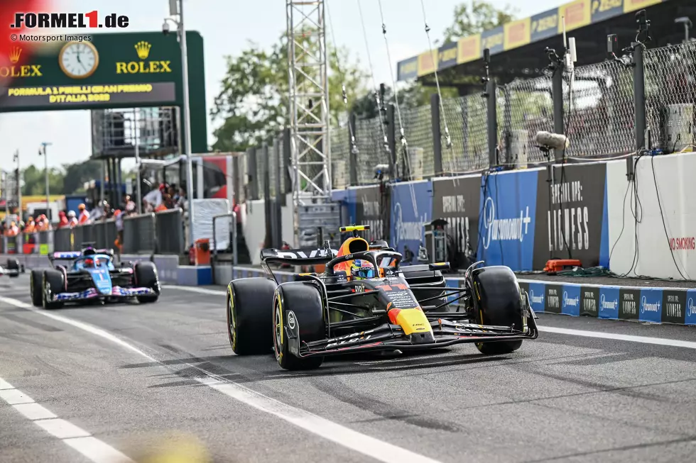 Foto zur News: Sergio Perez (Red Bull) und Esteban Ocon (Alpine)