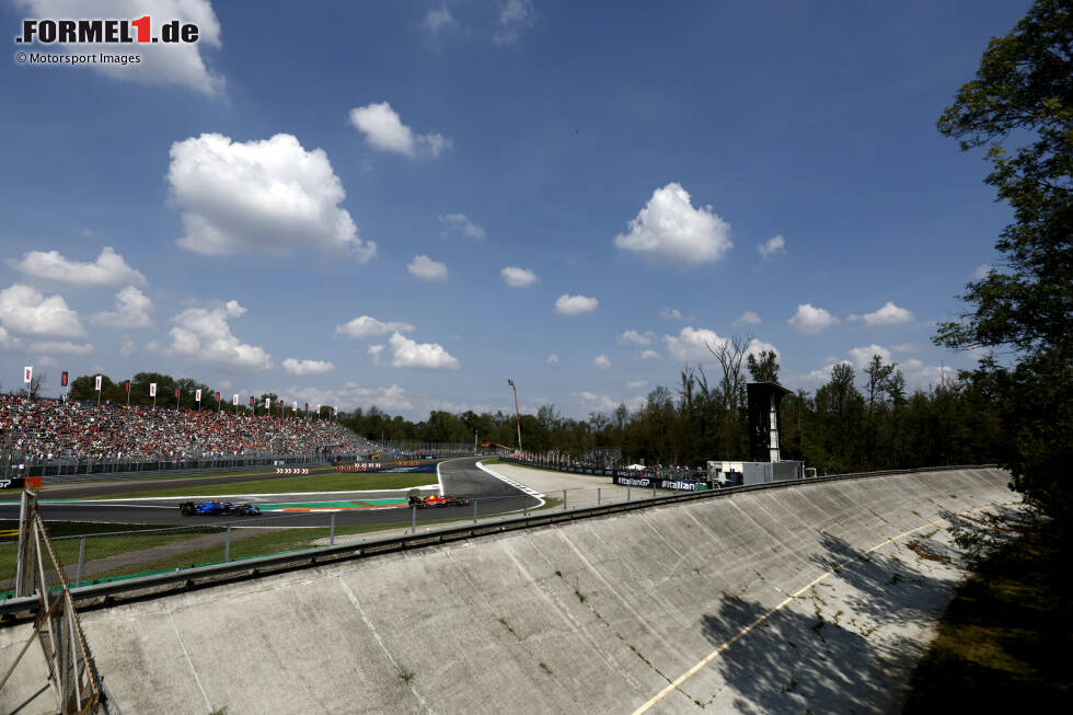 Foto zur News: Carlos Sainz (Ferrari) und Logan Sargeant (Williams)