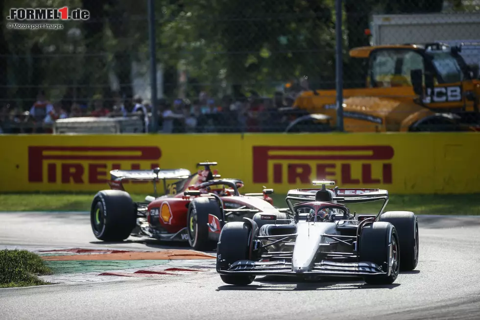 Foto zur News: Yuki Tsunoda (AlphaTauri) und Charles Leclerc (Ferrari)