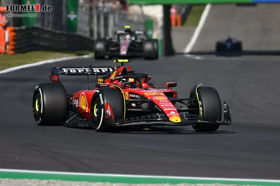 Foto zur News: Guanyu Zhou (Alfa Romeo) und Carlos Sainz (Ferrari)