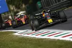 Foto zur News: Max Verstappen (Red Bull) und Carlos Sainz (Ferrari)