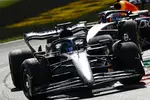 Foto zur News: George Russell (Mercedes) und Sergio Perez (Red Bull)