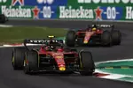 Foto zur News: Carlos Sainz (Ferrari) und Charles Leclerc (Ferrari)