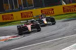 Foto zur News: Charles Leclerc (Ferrari) und Sergio Perez (Red Bull)