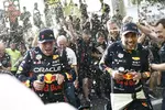 Foto zur News: Max Verstappen (Red Bull) und Sergio Perez (Red Bull)