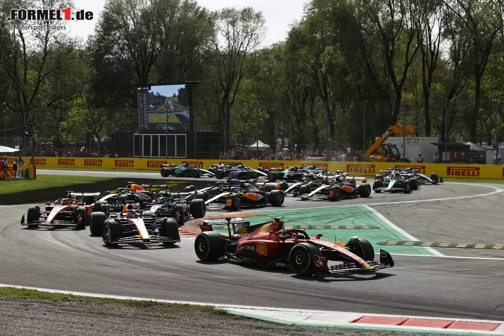 Foto zur News: Carlos Sainz (Ferrari), Max Verstappen (Red Bull), Charles Leclerc (Ferrari) und George Russell (Mercedes)