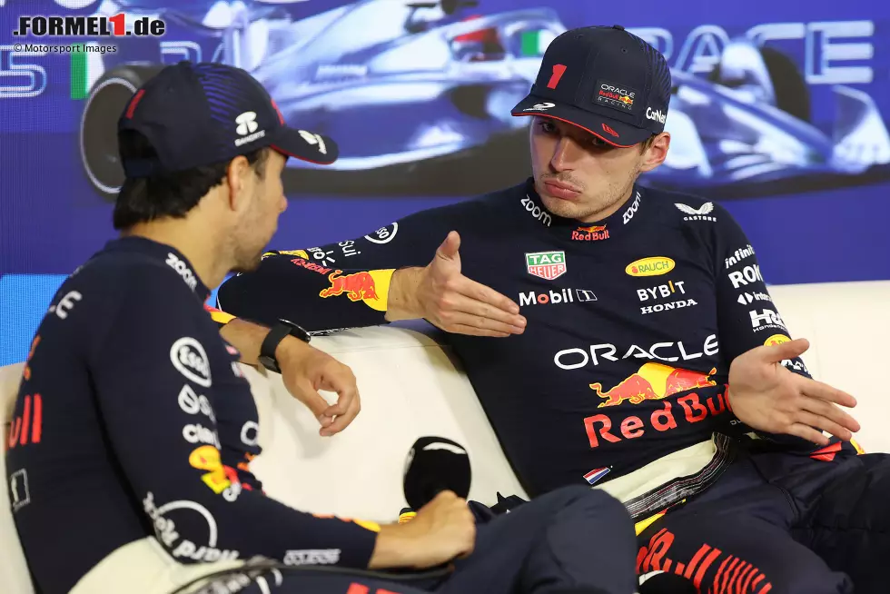 Foto zur News: Sergio Perez (Red Bull) und Max Verstappen (Red Bull)