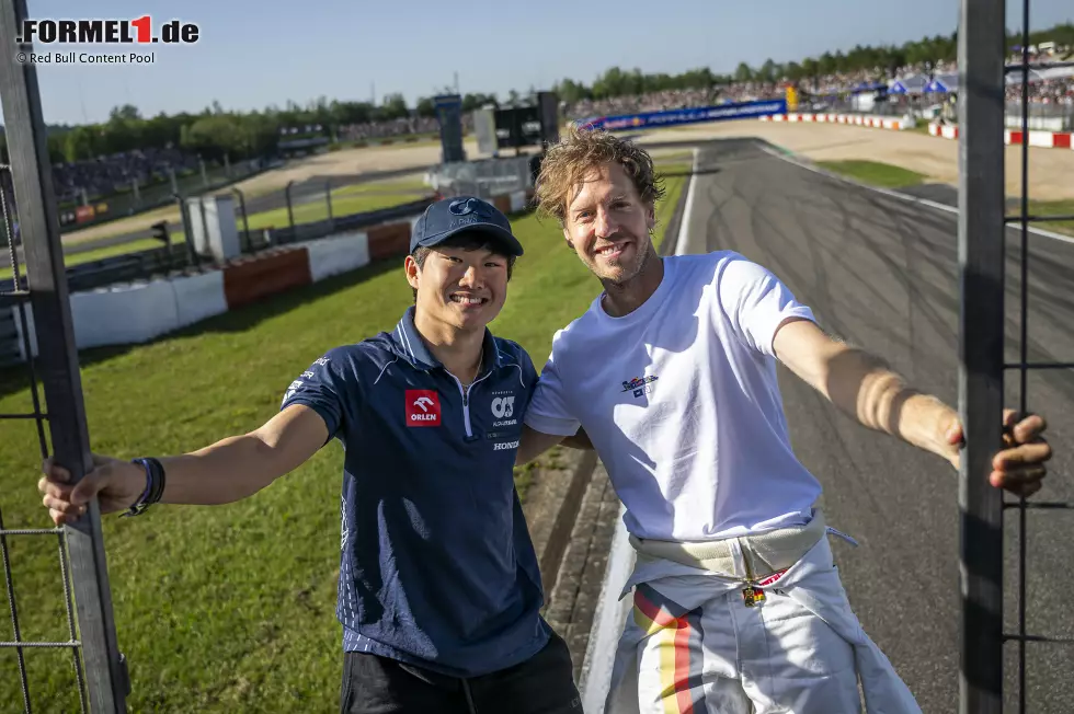 Foto zur News: Yuki Tsunoda (AlphaTauri) und Sebastian Vettel