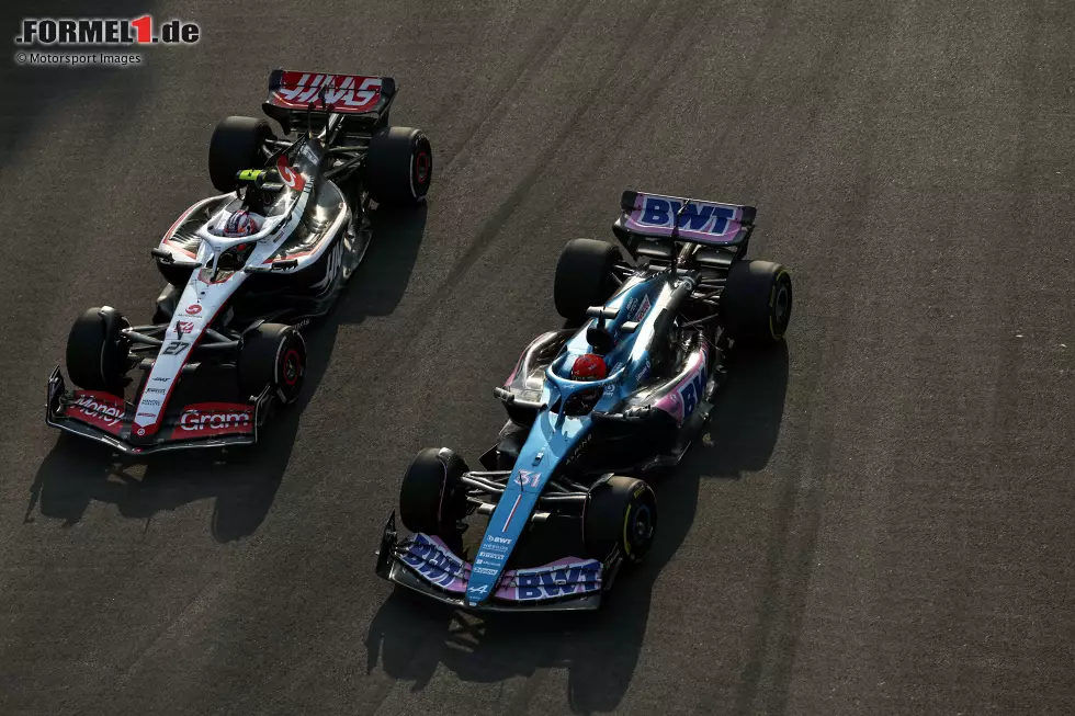 Foto zur News: Esteban Ocon (Alpine) und Nico Hülkenberg (Haas)