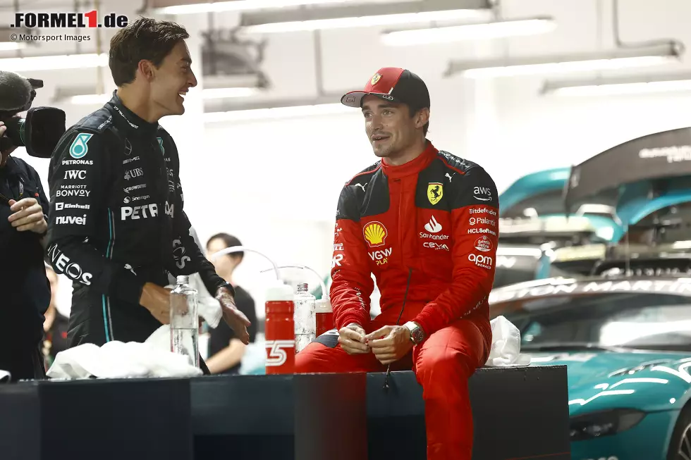 Foto zur News: George Russell (Mercedes) und Charles Leclerc (Ferrari)