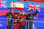 Foto zur News: Lando Norris (McLaren), Carlos Sainz (Ferrari) und Lewis Hamilton (Mercedes)