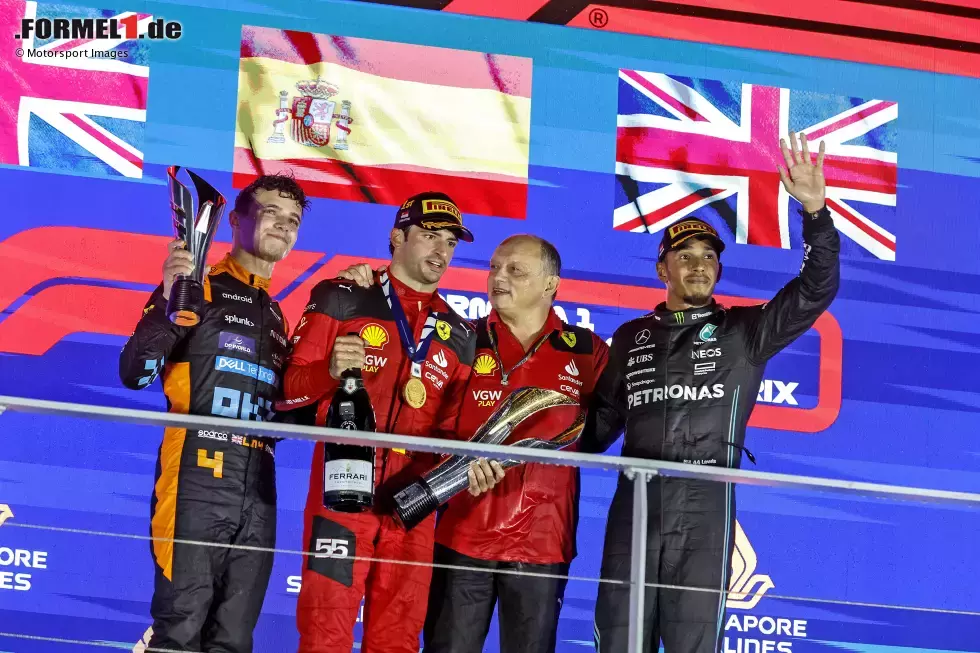 Foto zur News: Lando Norris (McLaren), Carlos Sainz (Ferrari) und Lewis Hamilton (Mercedes)