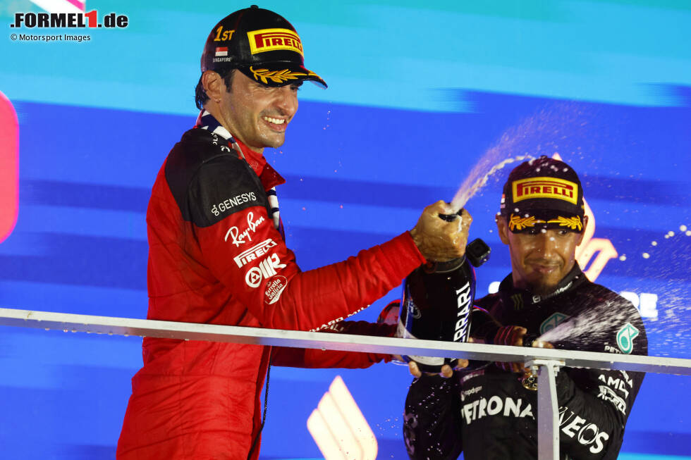 Foto zur News: Carlos Sainz (Ferrari) und Lewis Hamilton (Mercedes)