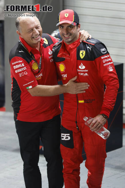 Foto zur News: Frederic Vasseur mit Carlos Sainz (Ferrari)