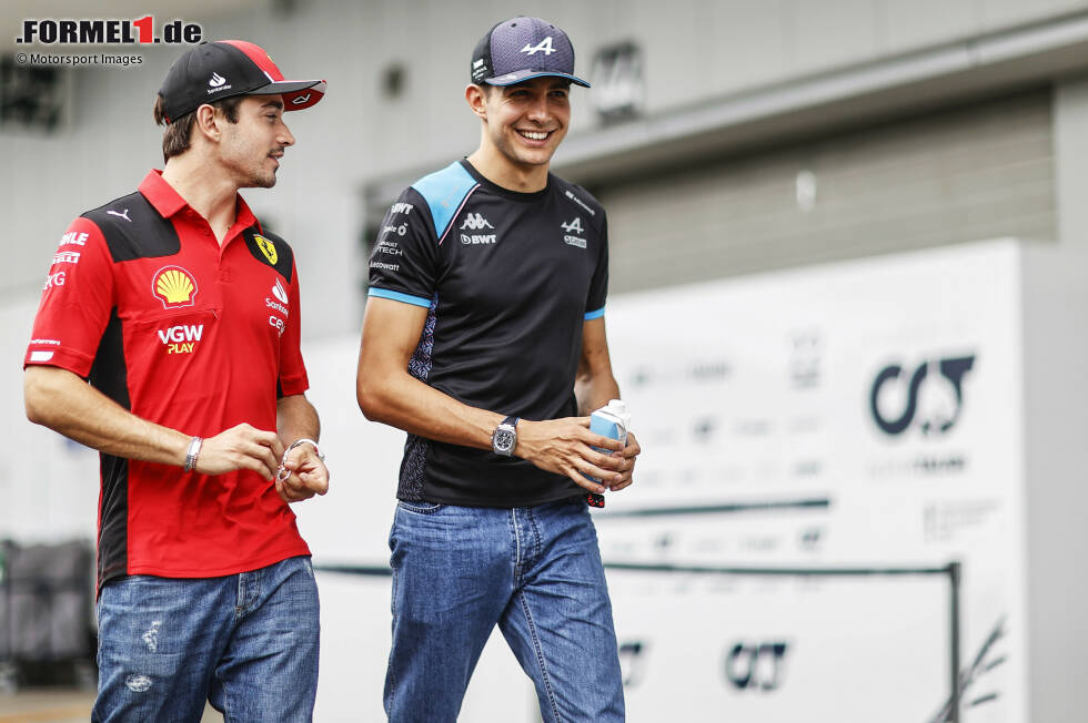 Foto zur News: Charles Leclerc (Ferrari) und Esteban Ocon (Alpine)