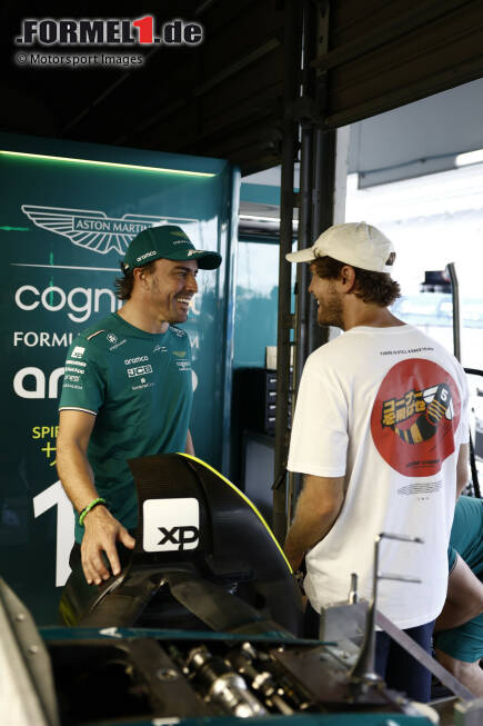 Foto zur News: Fernando Alonso (Aston Martin) und Sebastian Vettel