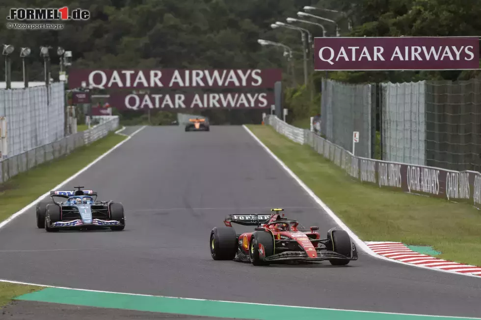 Foto zur News: Carlos Sainz (Ferrari) und Esteban Ocon (Alpine)