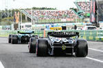 Foto zur News: Fernando Alonso (Aston Martin) und Yuki Tsunoda (AlphaTauri)