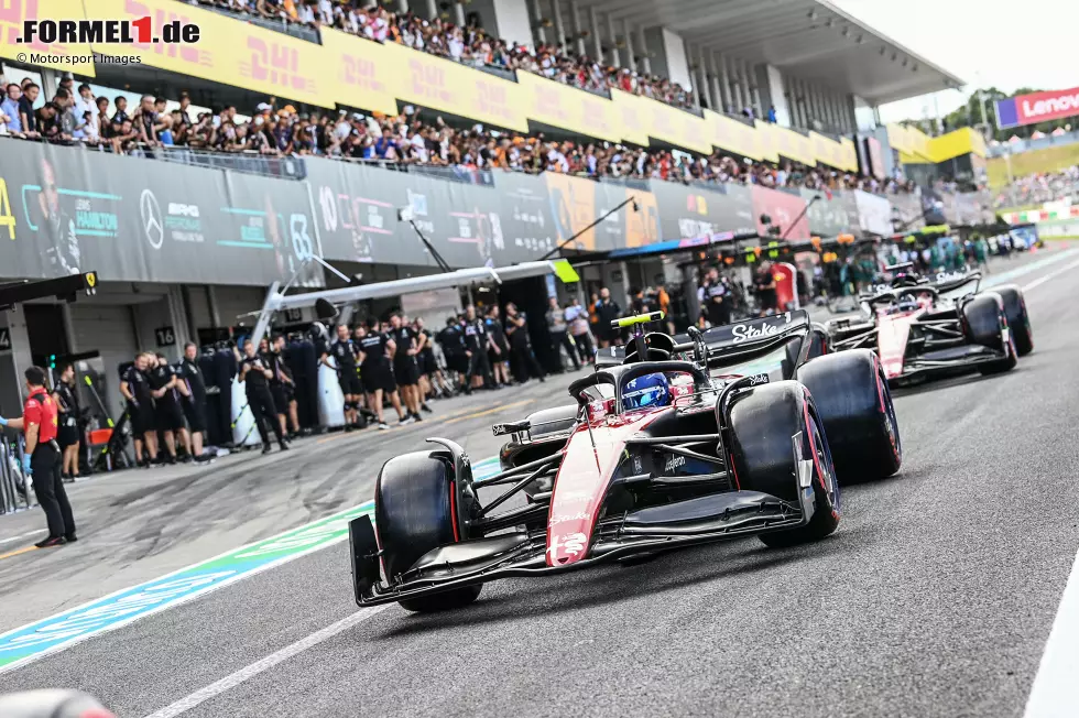 Foto zur News: Guanyu Zhou (Alfa Romeo) und Valtteri Bottas (Alfa Romeo)