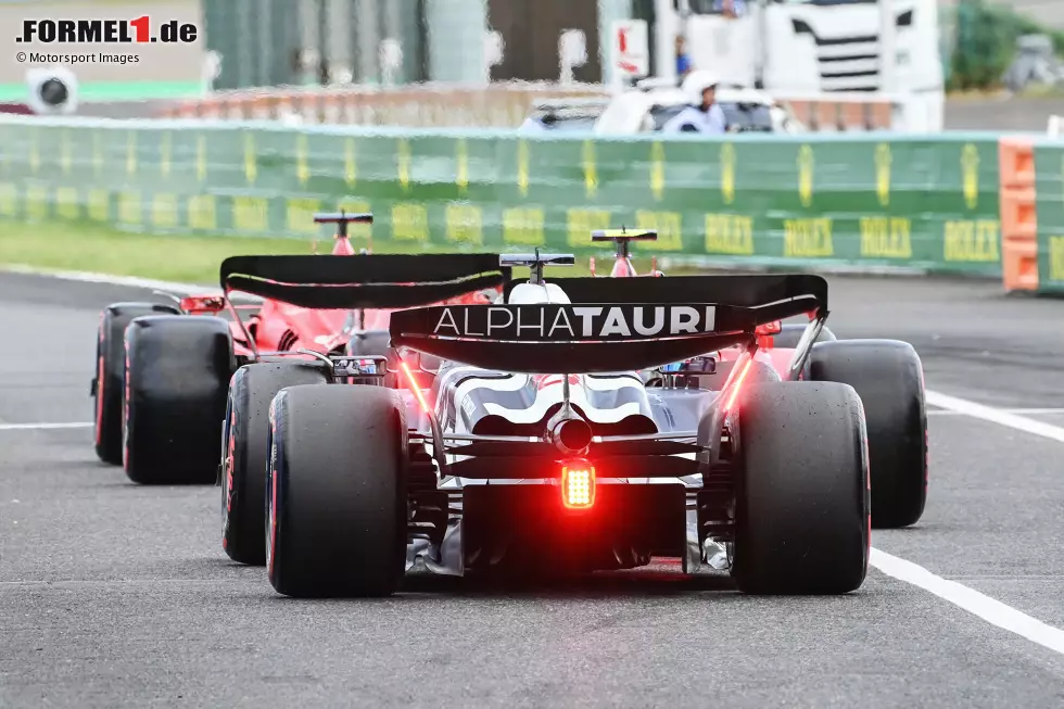 Foto zur News: Charles Leclerc (Ferrari), Carlos Sainz (Ferrari) und Liam Lawson (AlphaTauri)