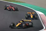 Foto zur News: Lando Norris (McLaren), Oscar Piastri (McLaren) und Charles Leclerc (Ferrari)