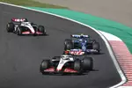 Foto zur News: Nico Hülkenberg (Haas), Pierre Gasly (Alpine) und Kevin Magnussen (Haas)