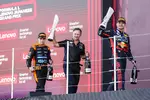 Foto zur News: Oscar Piastri (McLaren), Christian Horner und Max Verstappen (Red Bull)