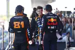 Foto zur News: Oscar Piastri (McLaren), Lando Norris (McLaren) und Max Verstappen (Red Bull)