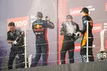 Foto zur News: Christian Horner, Max Verstappen (Red Bull), Lando Norris (McLaren) und Oscar Piastri (McLaren)