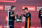 Foto zur News: Christian Horner und Lando Norris (McLaren)