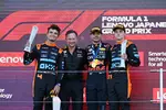 Foto zur News: Lando Norris (McLaren), Christian Horner, Max Verstappen (Red Bull) und Oscar Piastri (McLaren)