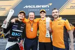 Foto zur News: Lando Norris (McLaren), Zak Brown und Oscar Piastri (McLaren)