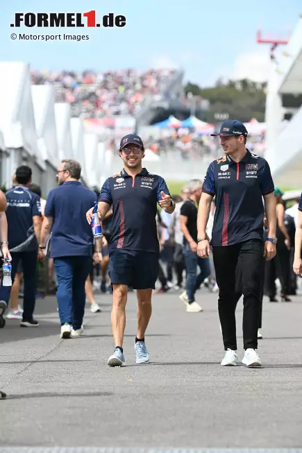 Foto zur News: Sergio Perez (Red Bull) und Max Verstappen (Red Bull)