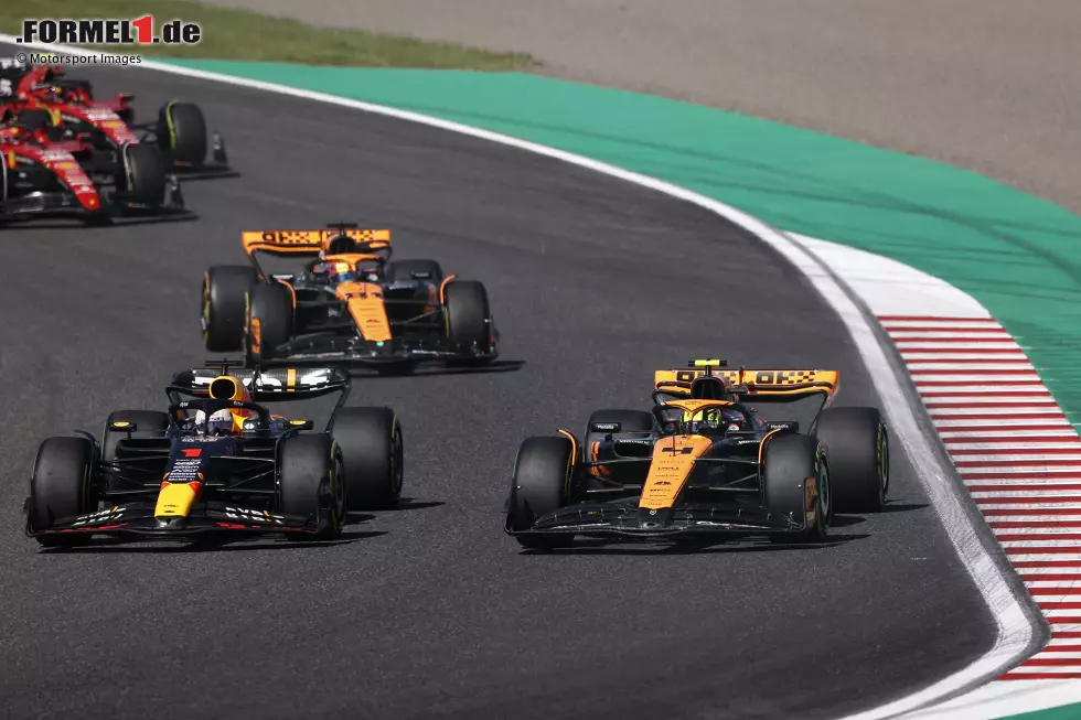 Foto zur News: Max Verstappen (Red Bull), Lando Norris (McLaren), Oscar Piastri (McLaren), Charles Leclerc (Ferrari) und Carlos Sainz (Ferrari)