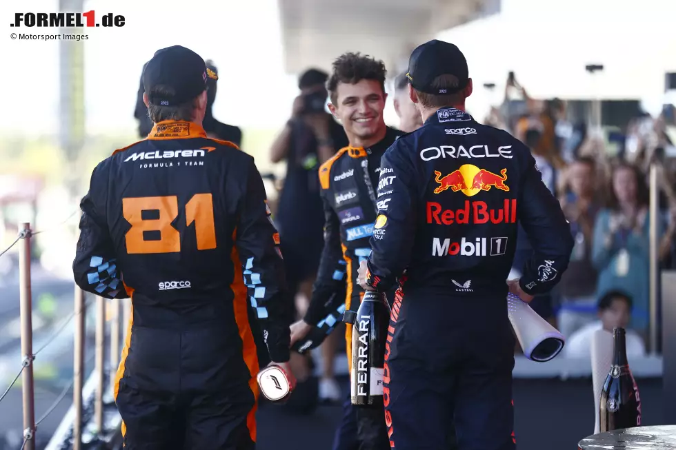 Foto zur News: Oscar Piastri (McLaren), Lando Norris (McLaren) und Max Verstappen (Red Bull)