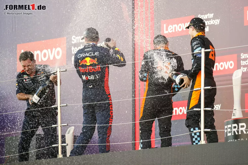 Foto zur News: Christian Horner, Max Verstappen (Red Bull), Lando Norris (McLaren) und Oscar Piastri (McLaren)