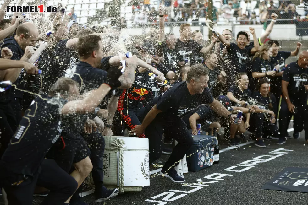 Foto zur News: Max Verstappen (Red Bull) und Sergio Perez (Red Bull)