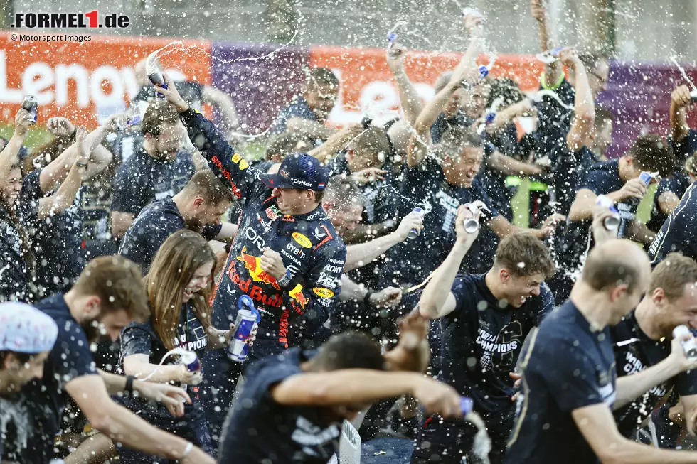 Foto zur News: Max Verstappen (Red Bull) und Sergio Perez (Red Bull)