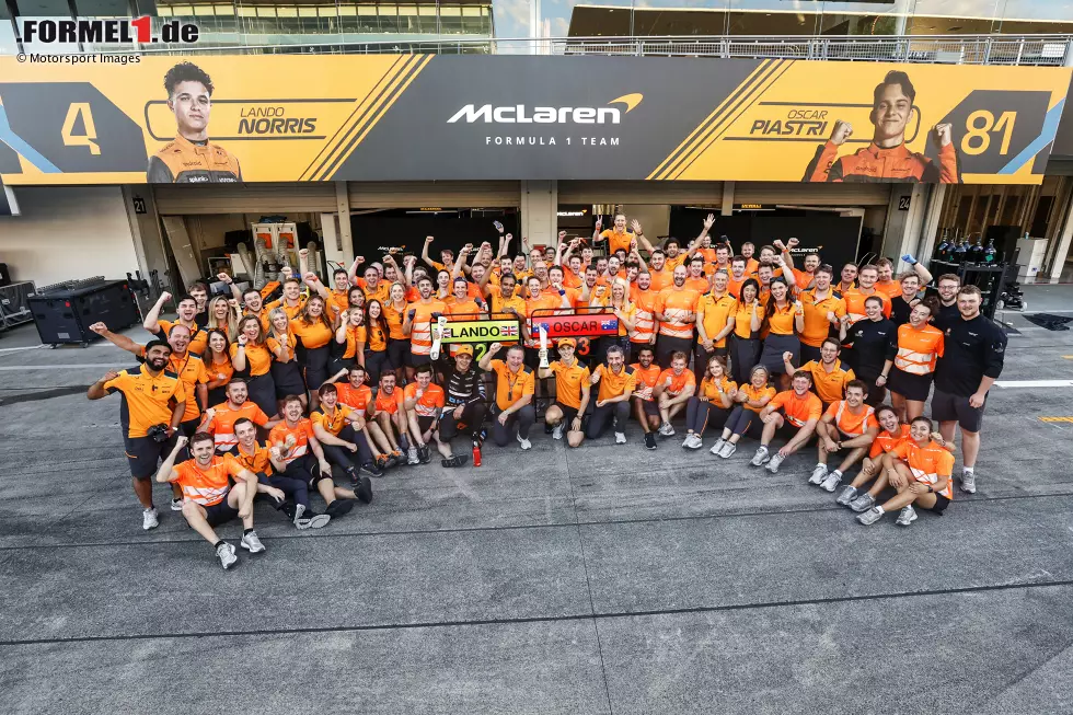 Foto zur News: Lando Norris (McLaren), Zak Brown und Oscar Piastri (McLaren)